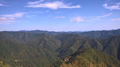 Dalla cima verso la Val Pentemina, con l'abitato abbandonato di Costapianella in basso a sinistra e il Poggio al centro