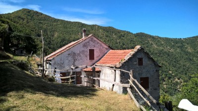 L'ultima casa del Poggio, con la cima del Liprando in alto a sinistra