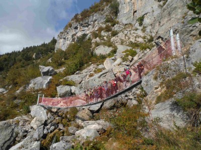 Il (nuovo) ponte &quot;tibetano&quot; vicino all'ingresso della grotta