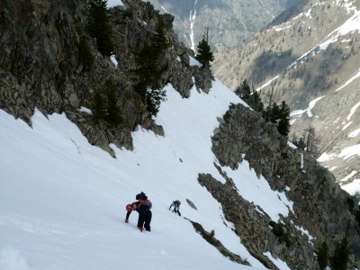 Uno dei traversi molto esposti su neve marcia durante la discesa dal Passo del Souffi
