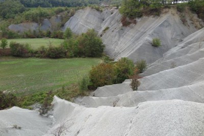 031 - Calanchi e prati salendo la cresta.JPG