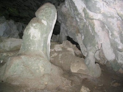 009 - Stalagmite fallica altra stalagmite e colonnina in Arma del Cupp_ pi) da vicino.JPG