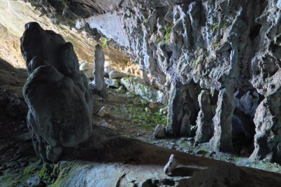 045 - Gruppo stalagmitico e serie di colonne in Arma Crosa.JPG