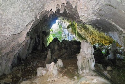 034 - Gruppi stalagmitici e uscita Arma Crosa.JPG