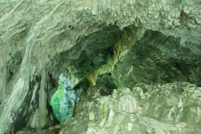 037 - Gruppi stalattitici e stalagmitici e uscita Arma Crosa.JPG