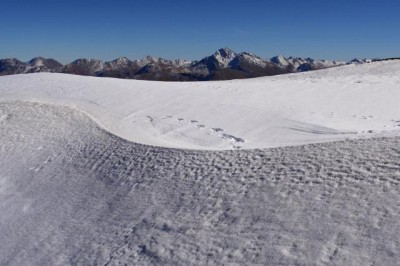 028 - Duna di neve e sullo sfondo Bric Ghinivert e Punta Rognosa.JPG