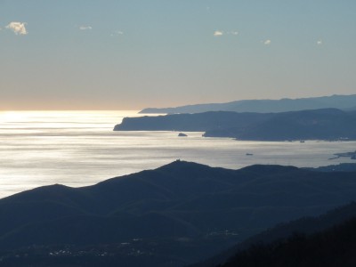 La luce del pomeriggio sul mare dal passo della Gava