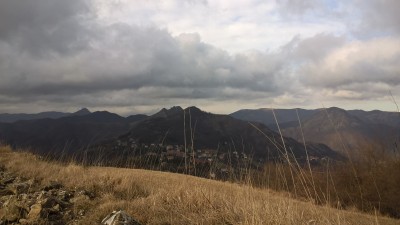 Crocefieschi. A sinistra il monte Cravì, a destra il Reopasso. Sullo sfondo a sinistra, il monte Reale.