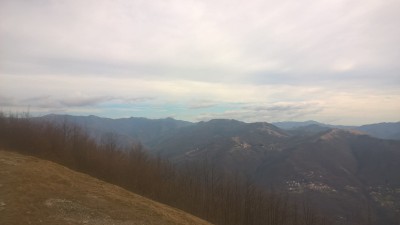 Da destra verso sinistra: monte Banca,monte della Croce, monte Castellà-Garegò, monte Badriga, monte Liprando, in secondo piano il Prelà, Duso Cramado e Antola. Sempre da destra verso sinistra si vedono i paesi di Ternano, Frassineto e Frassinello.