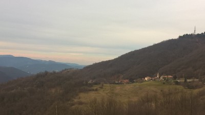 Il campanile di Montemaggio e le case di Nastrà di Montemaggio.