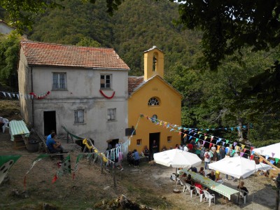 Chiesa e piazzetta in festa ( Foto Giuseppe B.)