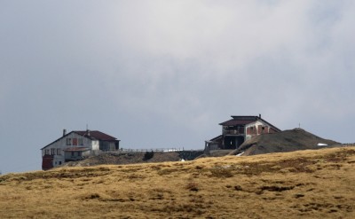 Vetta Monte Bue... ruderi del Rifugio abbandonato e della stazione superiore della cestovia...