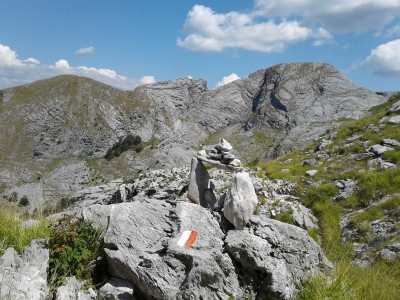 Roccandagia con ometto di pietra in posa