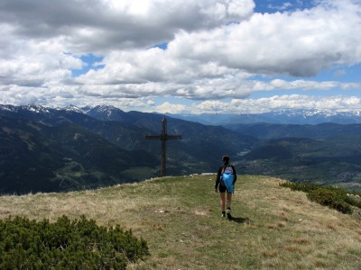 Dalla croce dei Cornacci (2189 m) verso la Val di Fiemme ed i Lagorai innevati