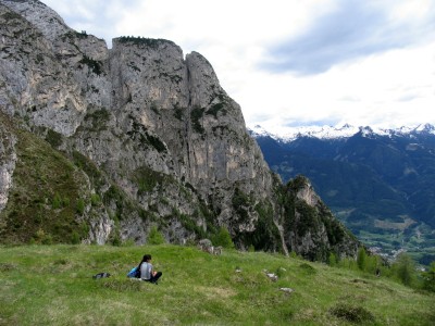 Pausa rilassante al Mandriccio del Canalin, splendido pulpito erboso fra i larici a picco sui dirupi dei Cornacci