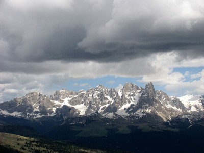 Le Pale di San Martino, col Cimon e la Vezzana, dalla croce de Le Pezze