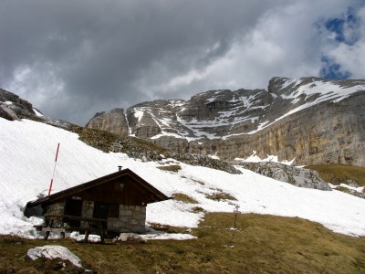 Il Bivacco Sieff semisepolto dalla neve e il Cimon del Latemar sullo sfondo