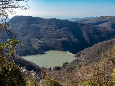 Il bel panorama sul Lago Val Noci da case Montebano. Ancora evidenti dal colore delle acque le conseguenze della recente tempesta.