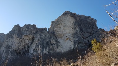 Pareti rocciose e torrioni lungo il sentiero