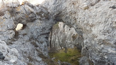 Arco naturale con finestra vicino a imbocco sentiero dei giganti