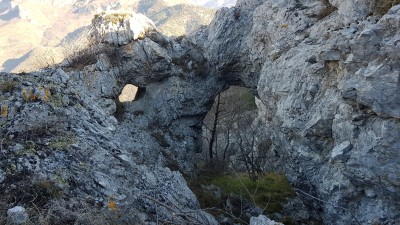 Arco naturale con finestra vicino a imbocco sentiero dei giganti