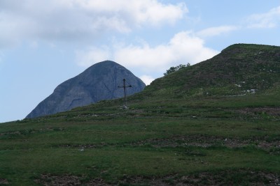 071 - Penna di Sumbra emerge dai prati del Passo Sella.JPG