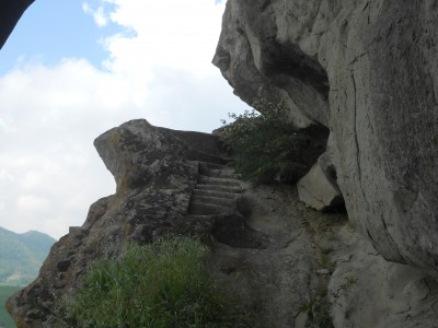 Cenge e grotte intorno al castello