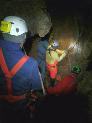 Gli armi in partenza sul pozzone. La grotta per l'occasione è stata quasi interamente doppiata.