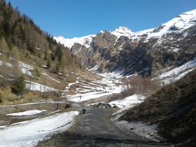 La fine della strada asfaltata e l'inizio della sterrata