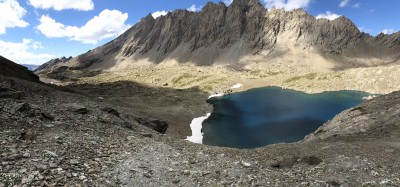 Vista del lago con taglio inopinato della cima dell'Aguille de Chambeyron!