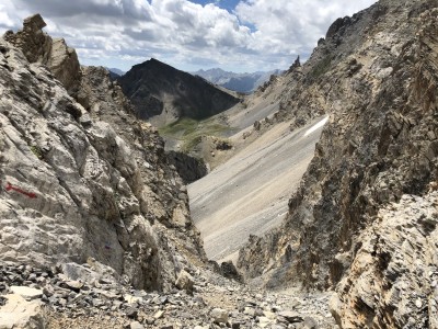 Dalla Forcellina verso il sentiero fatto a salire, si vede il traverso sulla pietraia, il senso &quot;giusto&quot; sarebbe a scendere