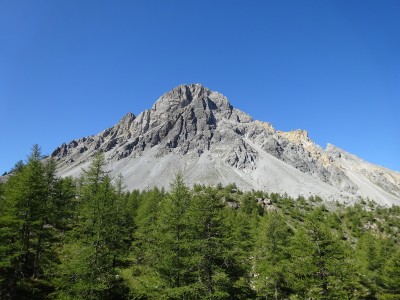 Il Rocher de Barabbas salendo al Col des Acles