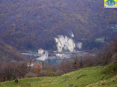 Il lago di Val Noci con la nota falesia in vista