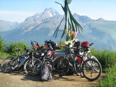 ..i nostri potenti mezzi con dietro il Monviso