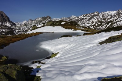 036 - Lago ghiacciato sopra il Lac Long neve modellata e Aiguille Noire sullo sfondo più da vicino.JPG