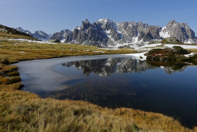 054 - Parte sinistra terzo lago sopra Lac Long con Main de Crepin riflessa.JPG