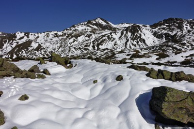 070 - Dune di neve e Pointe de Nevache salendo al Lac Rond.JPG