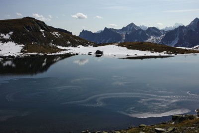 157 - Cerchi di ghiaccio in Lac Inferieur de la Madeleine con Tete Cassille sullo sfondo.JPG