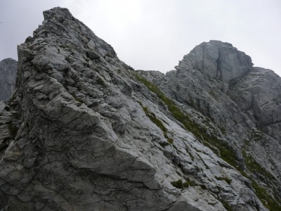 L'ultima parte della cresta, con la punta Sud del Garnerone incisa dal caratteristico camino (passaggino di III+).