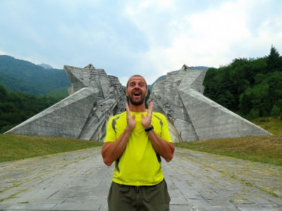 Spomenik di Sutjeska con escursionista anonimo