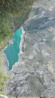 Vista della diga durante la risalita. Sui fianchi della montagna si vede la strada percorsa da Mratinje