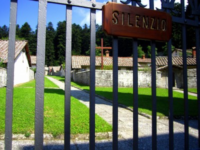 Le celle dei monaci e l'invito al silenzio