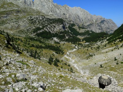 Salita assolata, pietraie e bunkers