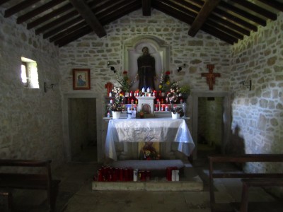l'interno della Cappella all'eremo della Casella