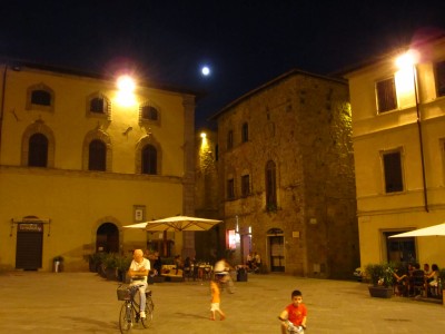 Piazzetta con luna