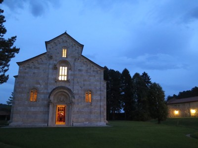 Visoki Decani dopo il tramonto