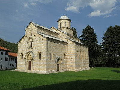 L'ingresso entro le mura del monastero