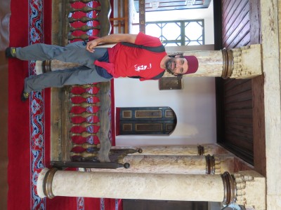 Morando con fez in moschea