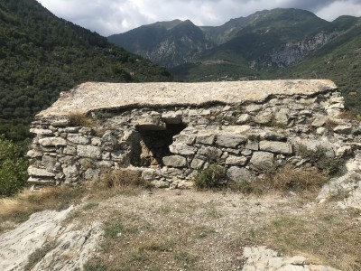 questi sarebbero i resti del castello che poi sarebbero dei ruderi col tetto a botte dove conservavano robe