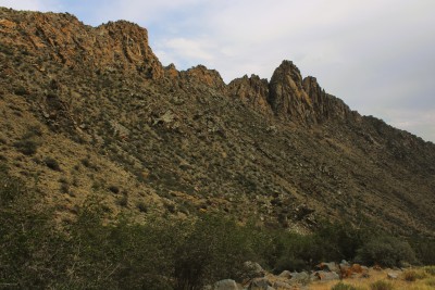 L'arido vallone all'inizio del cammino